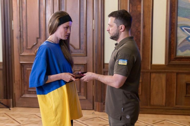 Зеленський вручив дружині загиблого на фронті журналіста з Болграду орден «За мужність»